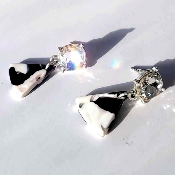 Vintage Lightweight Rhinestone Acrylic Black, Grey/Pinkish White Dangle Earrings - Picture 1 of 8